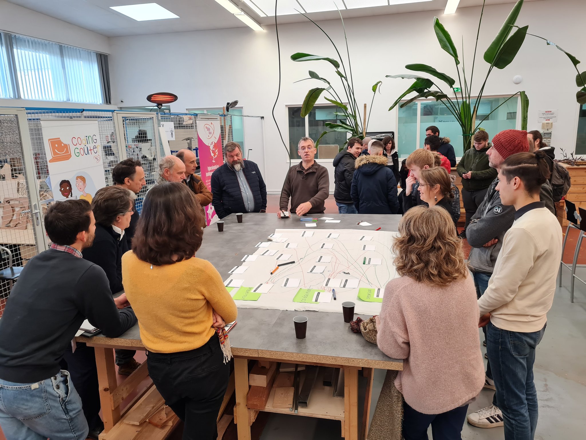 Les participants autour de la table où sont déposées les cartes de la Fresque de l'Agilité